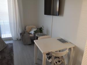 Compact high quality top floor studio in perfect location