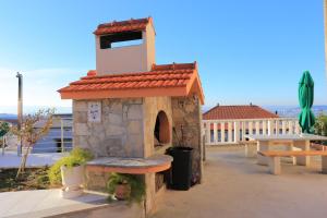 Family friendly apartments with a swimming pool Klis Split 17987