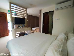 Kluang Container Swimming Pool Hotel