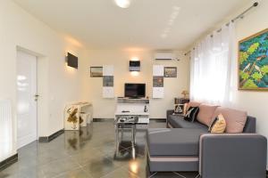 Apartments Ariana 1989