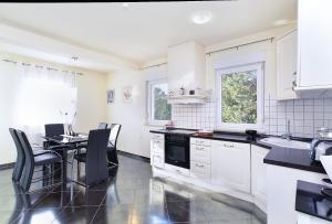 Apartments Ariana 1989