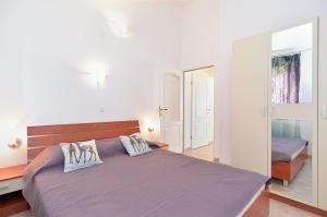 Apartments Ariana 1989