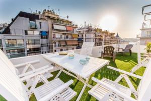 Neoclassical flat with 2 bedrooms in Piraeus