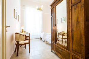 Neoclassical flat with 2 bedrooms in Piraeus