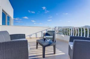 Centric and Modern Penthouse close to Amenities
