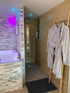 Le Menhir Jacuzzi Lit 200x200