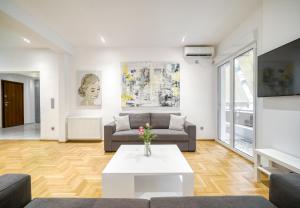 Stunning Central 180m2 4 Bedroom 3 Bathroom, Sleeps 10 Guests