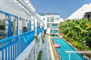 1 Giường Lớn Ban Công Hướng Bể Bơi (1 King Balcony Pool View)