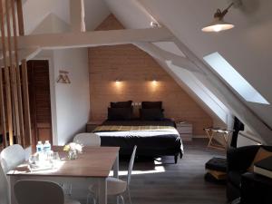 B&B / Chambres d'hotes CHARMES EN VILLE Le Charme Authentique : photos des chambres