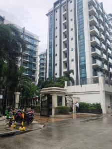 Favila Condotel unit in Palmtree Villas Newport City walking distance to Airport terminal 3 Accessable to Airport terminal 1 &2