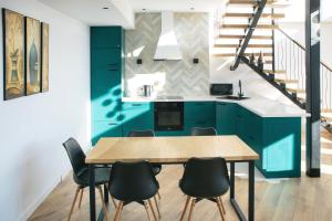 George Snow Apartments in New Gudauri - fireplace, 50m to Gondola lift