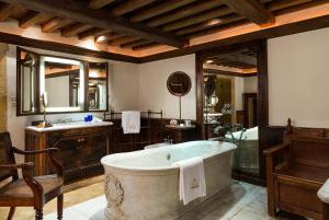 Hotels Chateau de Bagnols : photos des chambres