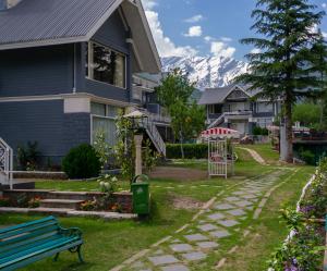 The Highland Park - A Truly River side Resort