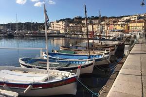 Appartements Cassis grande terrasse emplacement au top a 1 minute de la plage a pieds : photos des chambres