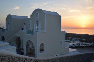 Kiklamino Studios & Apartments Santorini Greece