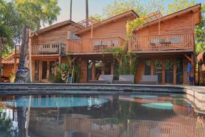 Phòng Superior đôi hoặc 2 giường đơn nhìn ra hồ bơi (Superior Double or Twin Room with Pool View)