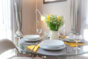 Perfect Central City Location - Parking - 3 Beds - 2 Bedrooms