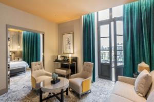 Hotels Hotel & Spa Les Sept Fontaines Best Western Premier : Suite Lit King-Size avec Terrasse Privée 