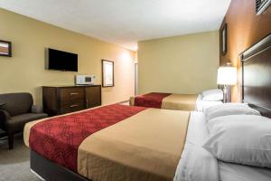 Queen Room with Two Queen Beds - Mobility Access/Non-Smoking room in Baymont by Wyndham Ontario