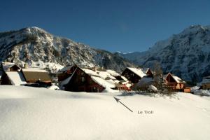 Chalets Le Troll Hameau des Chazals Nevache Hautes Alpes : photos des chambres