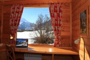 Chalets Le Troll Hameau des Chazals Nevache Hautes Alpes : photos des chambres