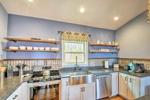 Hiawassee Home with Views Less Than 1 Mi to Lake Chatuge