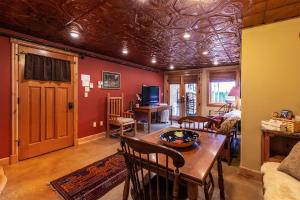 Syringa Suite room in Talus Rock Retreat