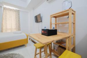 Minimalist Studio at Azalea Suites Cikarang Apartment By Travelio