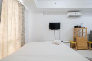 Minimalist Studio at Azalea Suites Cikarang Apartment By Travelio