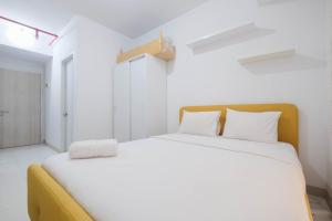 Minimalist Studio at Azalea Suites Cikarang Apartment By Travelio