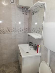 M & J Central Suites