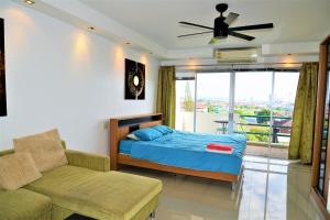 Pattaya Plaza Condotel large studio apartment Sukhumvit