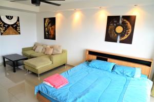 Pattaya Plaza Condotel large studio apartment Sukhumvit