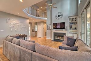 Home Overlooking Lake Oconee with Resort Amenities!