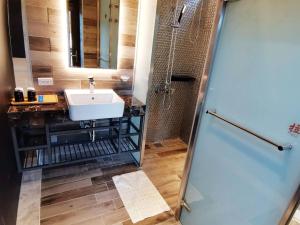 Phòng Bốn Người Hướng Vườn (Garden View Quadruple Room)