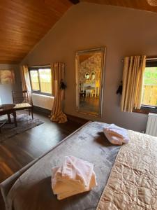 Squirrel Lodge at Owlet Hideaway - with Hot Tub, Near York