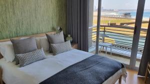 Accommodation Front - Gorgeous 4 Sleeper Beachfront Apartment