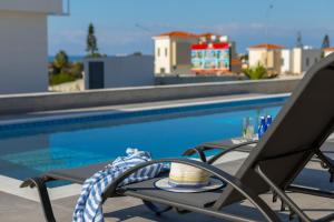 Villa Marlene, walking distance to Coral Beach!