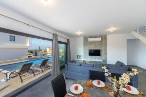 Villa Marlene, walking distance to Coral Beach!