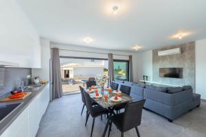 Villa Marlene, walking distance to Coral Beach!