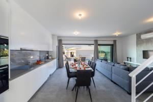 Villa Marlene, walking distance to Coral Beach!