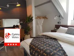 Hayloft Cottage - Robeston Wathen