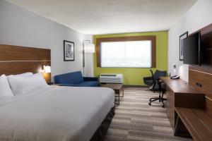 Standard King Room with Accessible Tub - Mobility Access room in Holiday Inn Express Visalia-Sequoia Gateway Area an IHG Hotel