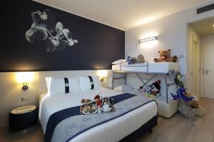 Standard Double Room with Bunk Bed room in Holiday Inn Milan Nord Zara