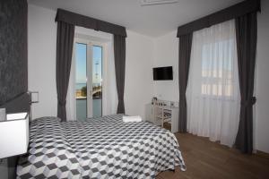 Deluxe Double Room with Balcony and Sea View room in Guesthouse Porto di Roma