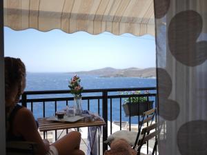 SEA BREEZE-VAPORIA-SYROS Syros Greece