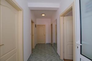 One-Bedroom Apartment with Balcony and Sea View room in Apartments with a parking space Mastrinka Ciovo - 11283