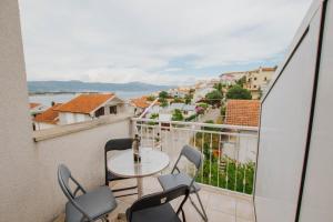 Three-Bedroom Apartment with Balcony and Sea View room in Apartments with a parking space Mastrinka Ciovo - 11283