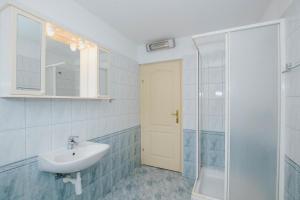 Three-Bedroom Apartment with Balcony and Sea View room in Apartments with a parking space Mastrinka Ciovo - 11283