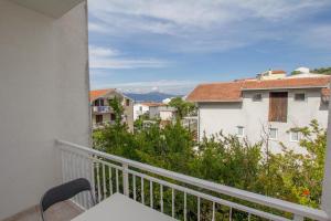 One-Bedroom Apartment with Balcony and Sea View room in Apartments with a parking space Mastrinka Ciovo - 11283
